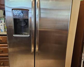 GE Fridge in excellent condition