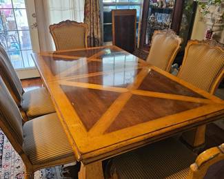 Drexel Harritage Oak Table with 8 chairs one leaf
In EXCELLENT condition 