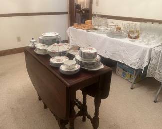 Circa 1930 gateleg table with pop-up hidden leaf