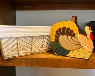 Laundry room - Basket &  wooden painted turkey