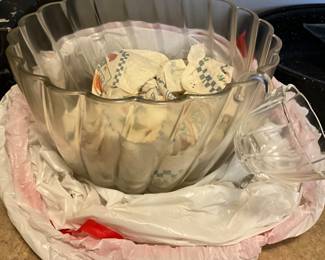 Laundry room - Punch bowl with cups