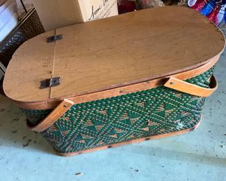 Garage- picnic basket - vintage