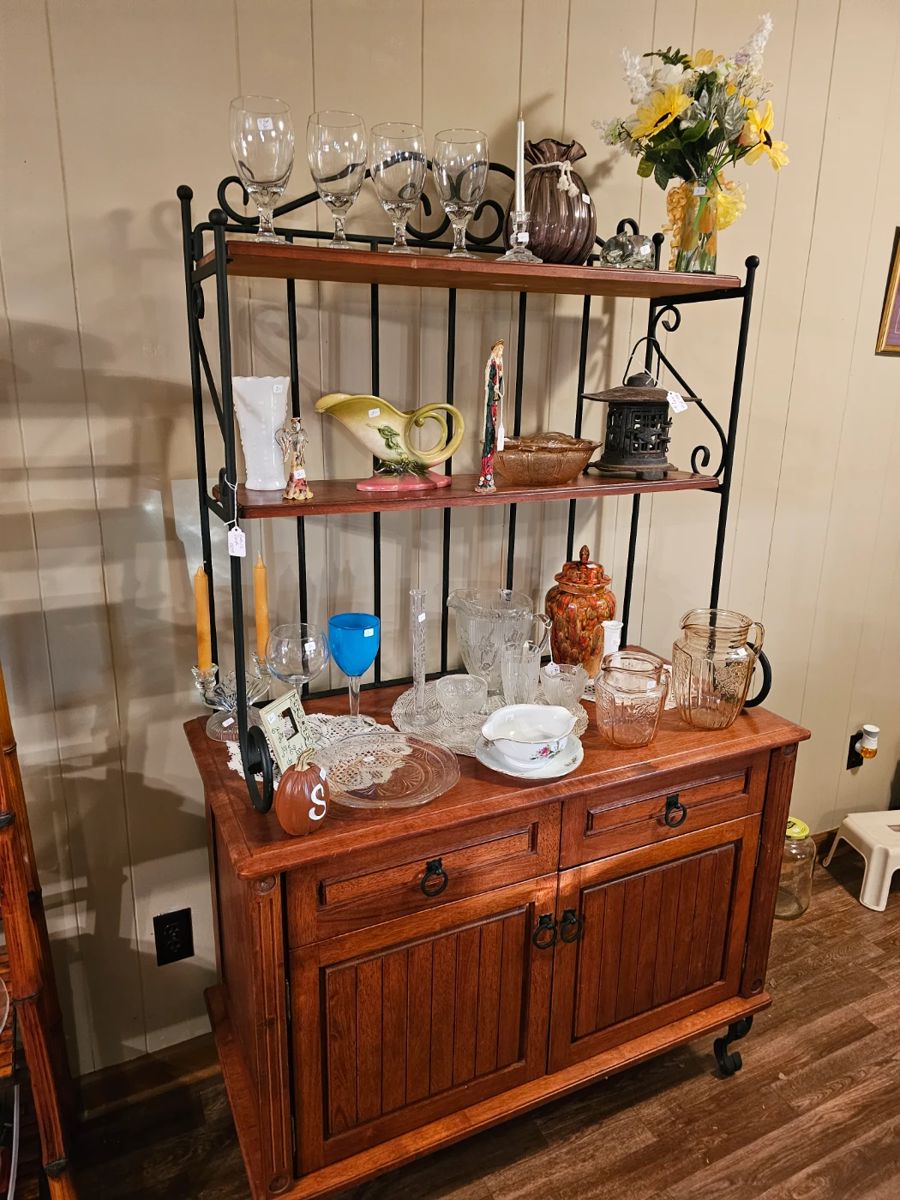 Very nice bakers rack with storage