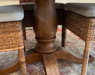 45" Round Pedestal Dining Table w 17" Leaf and 4 Wicker Chairs w Cushions