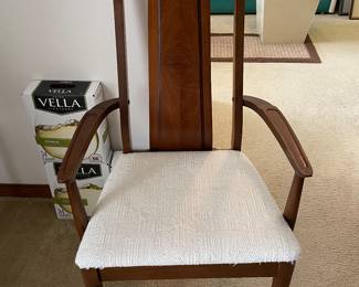 $399 Mid Century Modern Dining table & chairs 
Dining table with 6 chairs (1 armchair) off white cushions
Table 72x36 w leaf, chairs 20x18 (seat) 40 (back)
