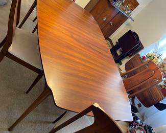$399 Mid Century Modern Dining table & chairs 
Dining table with 6 chairs (1 armchair) off white cushions
Table 72x36 w leaf, chairs 20x18 (seat) 40 (back)
