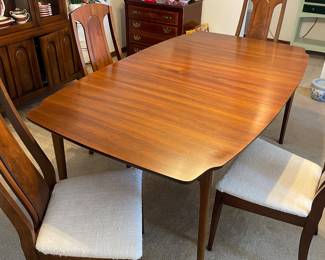 $399 Mid Century Modern Dining table & chairs 
Dining table with 6 chairs (1 armchair) off white cushions
Table 72x36 w leaf, chairs 20x18 (seat) 40 (back)
