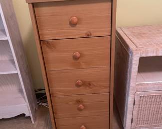 $36 Faux wood chest 17x16x40
