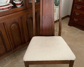 $399 Mid Century Modern Dining table & chairs 
Dining table with 6 chairs (1 armchair) off white cushions
Table 72x36 w leaf, chairs 20x18 (seat) 40 (back)
