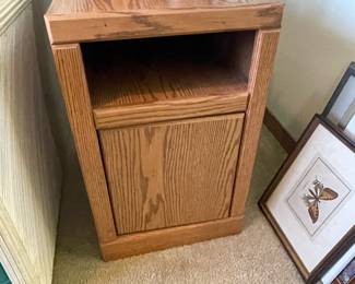 $40 Side oak table 15x21x24
