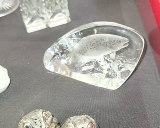 Frog salt/pepper. Mats Jonasson Crystal Fish Paperweight sculpture