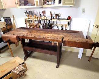 Antique carpenter's work bench (would look great as a console table !!) Wood working tools