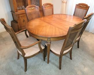 Retro dining room table and six chairs. Plus an extra leaf and pads