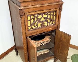 Antique Silvertone Victrola in excellent condition!
