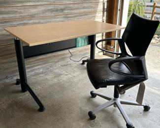 Vert Desk & Vecta Chair
