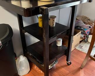Expandable kitchen island