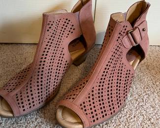 Earth pink sandals (size 10)
