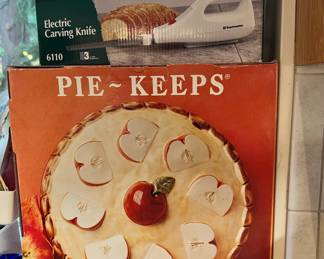 Pie-Keeps Ceramic Covered Pie Plate Keeper, Toastmaster Electric Carving Knife