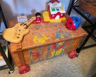1940's Circus Wagon Toy Box, Alaron My Song Maker Electronic Guitar, Fisher Price 1989 Discovery School, Tupperware Shape Fitter Ball