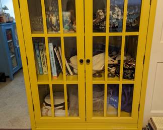 Cabinet, Art books, floral, glass vase