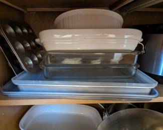 Miscellaneous Pyrex and ceramic bakeware.
