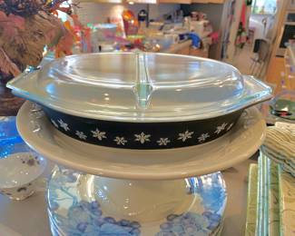 Pyrex "Snowflake" Oval Divided Dish - 1 1/2 Quart