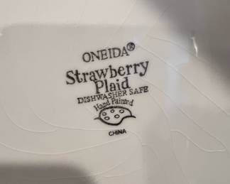Set of 9 Dinner Plates - Oneida Strawberry Plaid