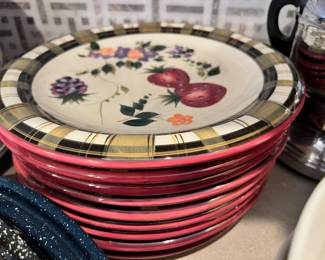Set of 9 Dinner Plates - Oneida Strawberry Plaid