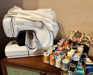 Shark Euro-Pro Automatic Sewing Machine, Assortment of Thread