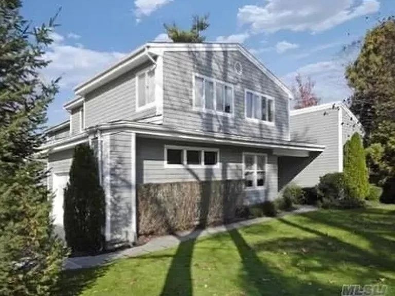 Manhasset, Online Auction, Now Live! Begins... starts on 11/9/2023