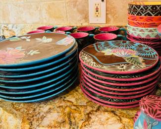 $225
Tracy Porter The Vivre Collection incl 8 dinner pl 8 salad plates, 8 cups, 8bowls, 1 pedestal bowl 1 platter, 1 salt & pepper - 27 pieces