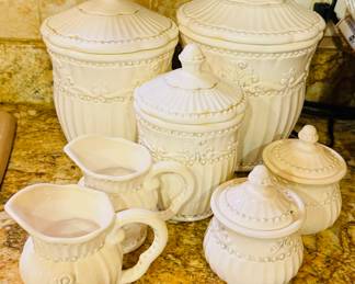 $250
American Atelier at Home Baroque 5286 creamChina set - 10 dinner plates, 15 bowls, 24 salad/dessert 15 cups & 15 saucers, 2 C&S, 3 canisters 11 chargers, 2 oval bowl, 2 oval platters