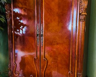 $450
Armoire with 4 drawers and hanging capacity or TV storage 50 inches 4x89Tx24W + 1 bottom drawer