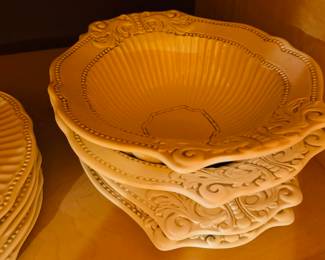 $250
American Atelier at Home Baroque 5286 creamChina set - 10 dinner plates, 15 bowls, 24 salad/dessert 15 cups & 15 saucers, 2 C&S, 3 canisters 11 chargers, 2 oval bowl, 2 oval platters