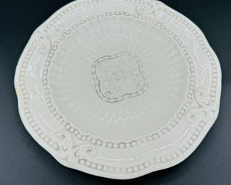 $250
American Atelier at Home Baroque 5286 creamChina set - 10 dinner plates, 15 bowls, 24 salad/dessert 15 cups & 15 saucers, 2 C&S, 3 canisters 11 chargers, 2 oval bowl, 2 oval platters