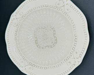 $250
American Atelier at Home Baroque 5286 creamChina set - 10 dinner plates, 15 bowls, 24 salad/dessert 15 cups & 15 saucers, 2 C&S, 3 canisters 11 chargers, 2 oval bowl, 2 oval platters