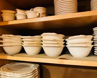 $250
American Atelier at Home Baroque 5286 creamChina set - 10 dinner plates, 15 bowls, 24 salad/dessert 15 cups & 15 saucers, 2 C&S, 3 canisters 11 chargers, 2 oval bowl, 2 oval platters