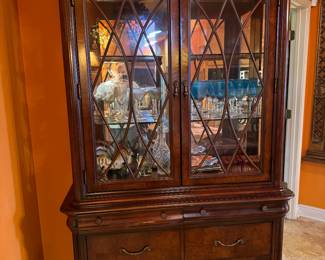 $450
Universal Furniture NC China cabinet 51x82x18