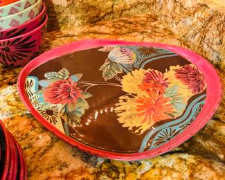 $225
Tracy Porter The Vivre Collection incl 8 dinner pl 8 salad plates, 8 cups, 8bowls, 1 pedestal bowl 1 platter, 1 salt & pepper - 27 pieces