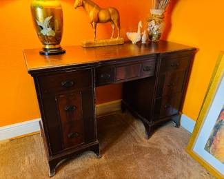 $150
1940's small Hepplewhite Mahogany desk 48Wx20Dx31H