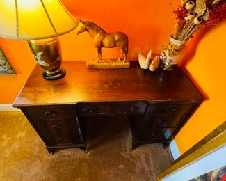$150
1940's small Hepplewhite Mahogany desk 48Wx20Dx31H