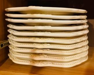 $250
American Atelier at Home Baroque 5286 creamChina set - 10 dinner plates, 15 bowls, 24 salad/dessert 15 cups & 15 saucers, 2 C&S, 3 canisters 11 chargers, 2 oval bowl, 2 oval platters