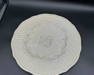 $250
American Atelier at Home Baroque 5286 creamChina set - 10 dinner plates, 15 bowls, 24 salad/dessert 15 cups & 15 saucers, 2 C&S, 3 canisters 11 chargers, 2 oval bowl, 2 oval platters