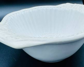 $250
American Atelier at Home Baroque 5286 creamChina set - 10 dinner plates, 15 bowls, 24 salad/dessert 15 cups & 15 saucers, 2 C&S, 3 canisters 11 chargers, 2 oval bowl, 2 oval platters