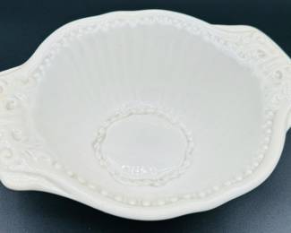 $250
American Atelier at Home Baroque 5286 creamChina set - 10 dinner plates, 15 bowls, 24 salad/dessert 15 cups & 15 saucers, 2 C&S, 3 canisters 11 chargers, 2 oval bowl, 2 oval platters