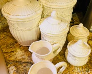 $250
American Atelier at Home Baroque 5286 creamChina set - 10 dinner plates, 15 bowls, 24 salad/dessert 15 cups & 15 saucers, 2 C&S, 3 canisters 11 chargers, 2 oval bowl, 2 oval platters