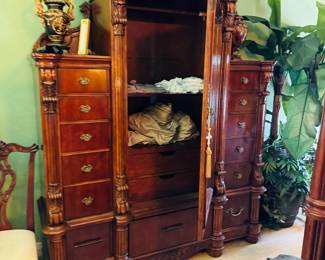 $450
Pulaski 16 drawers dresser & mirror 73x19x90T