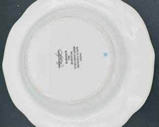 $250
American Atelier at Home Baroque 5286 creamChina set - 10 dinner plates, 15 bowls, 24 salad/dessert 15 cups & 15 saucers, 2 C&S, 3 canisters 11 chargers, 2 oval bowl, 2 oval platters