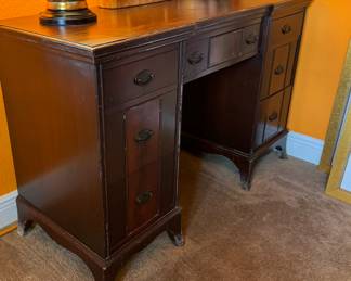 $150
1940's small Hepplewhite Mahogany desk 48Wx20Dx31H