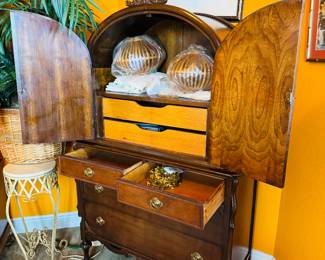 $350
1940's American chest 40Wx18Dx66H